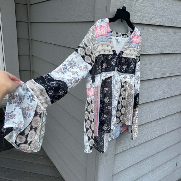 CLEARANCE Women’s Small Flowy V-Neck Floral Blouse - Picture 4 of 11